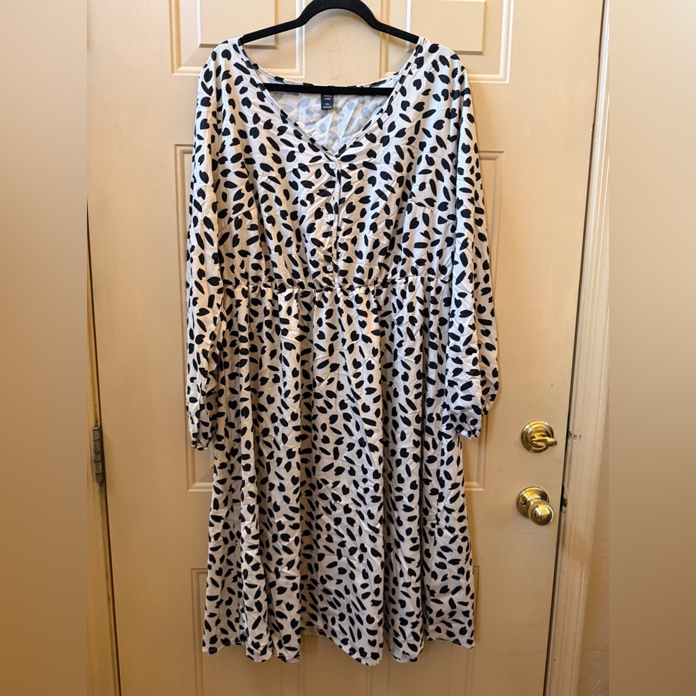 SHEIN Curve Black and White Leaf Print Top